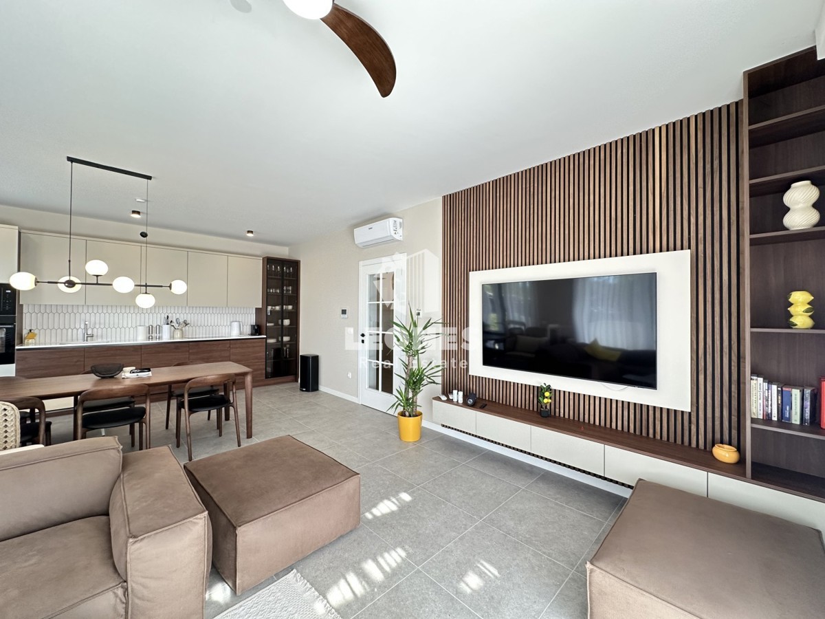 Appartamento di qualità su due piani con vista sul mare e piscina a Torre