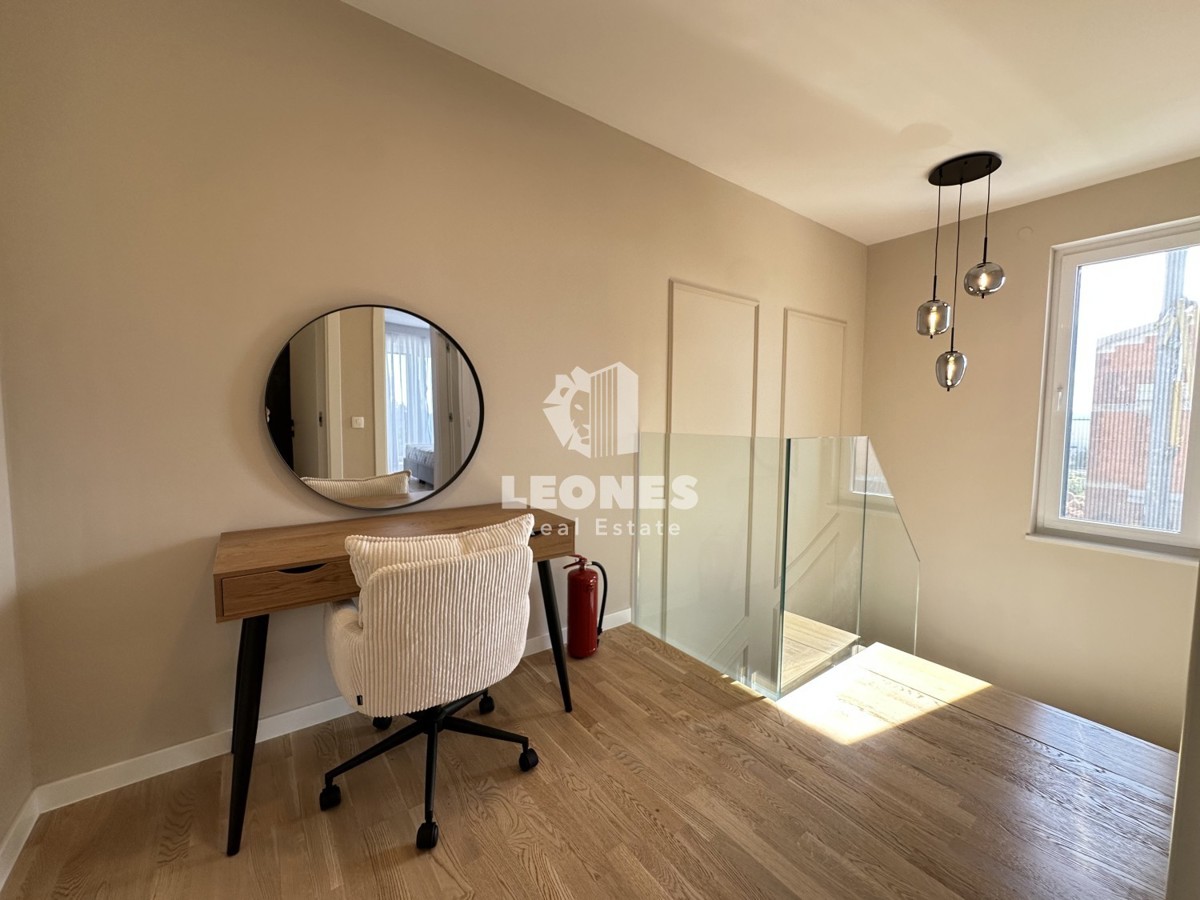 Appartamento di qualità su due piani con vista sul mare e piscina a Torre