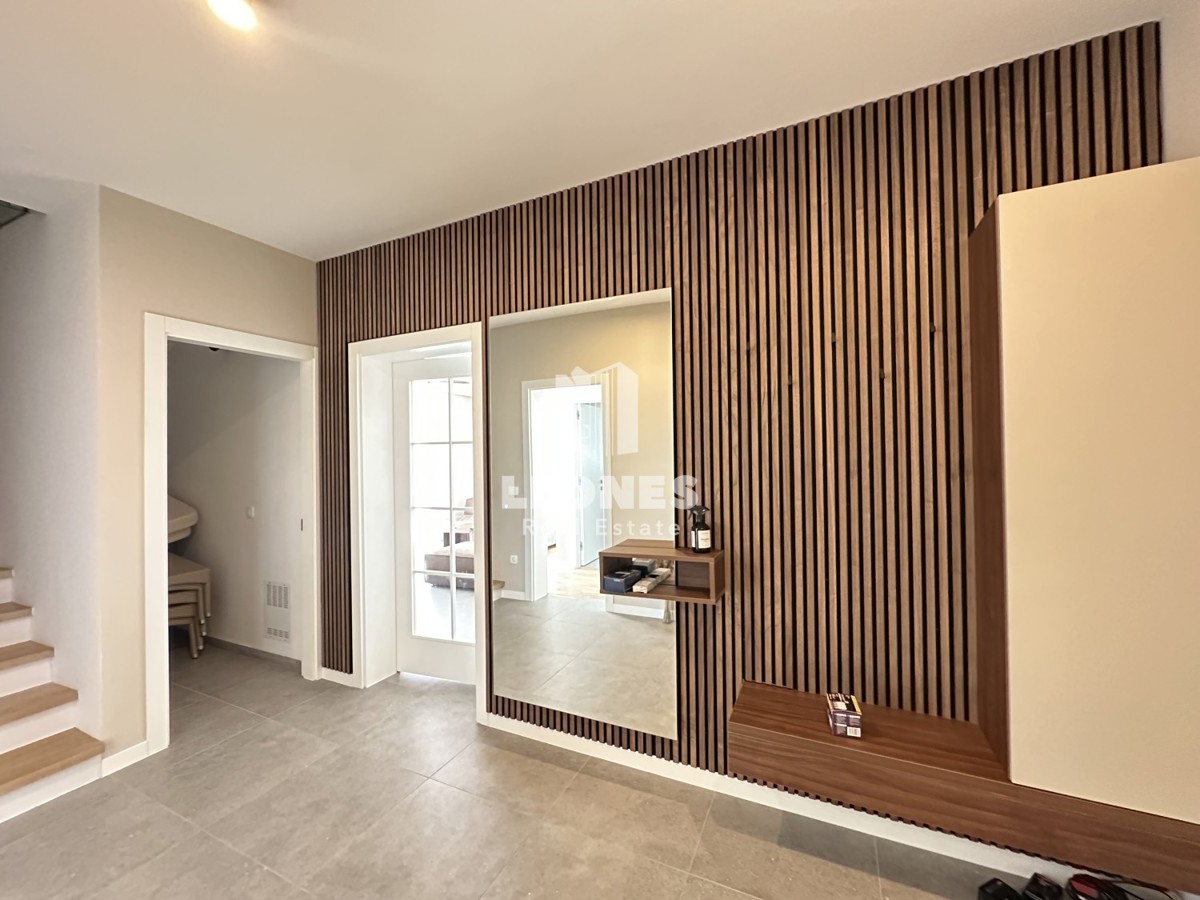 Appartamento di qualità su due piani con vista sul mare e piscina a Torre