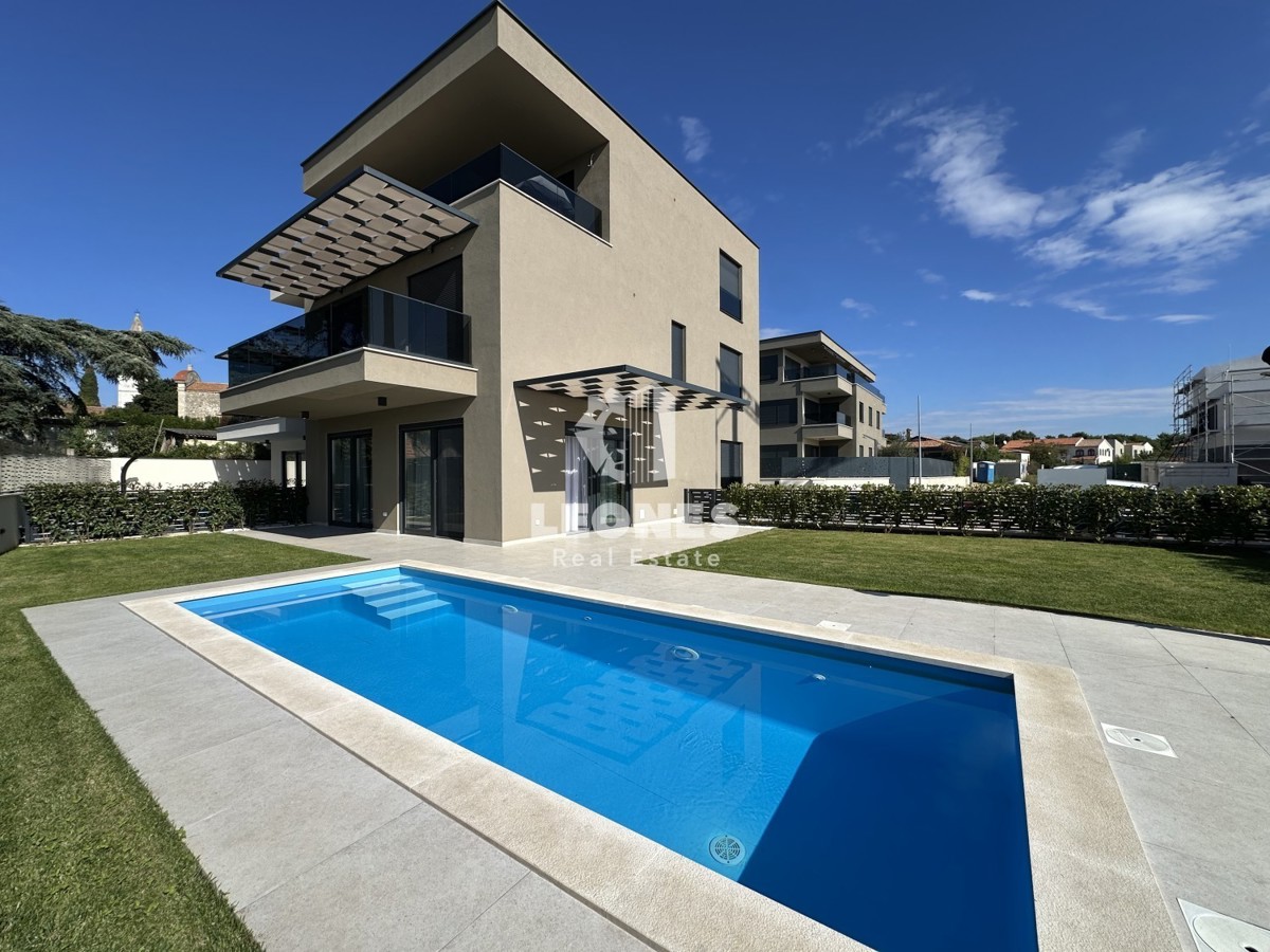 Appartamento di qualità su due piani con vista sul mare e piscina a Torre