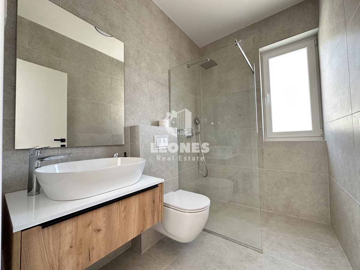 Appartamento di qualità su due piani con vista sul mare e piscina a Torre