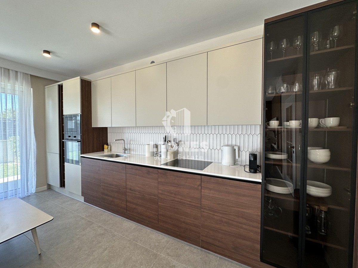 Appartamento di qualità su due piani con vista sul mare e piscina a Torre