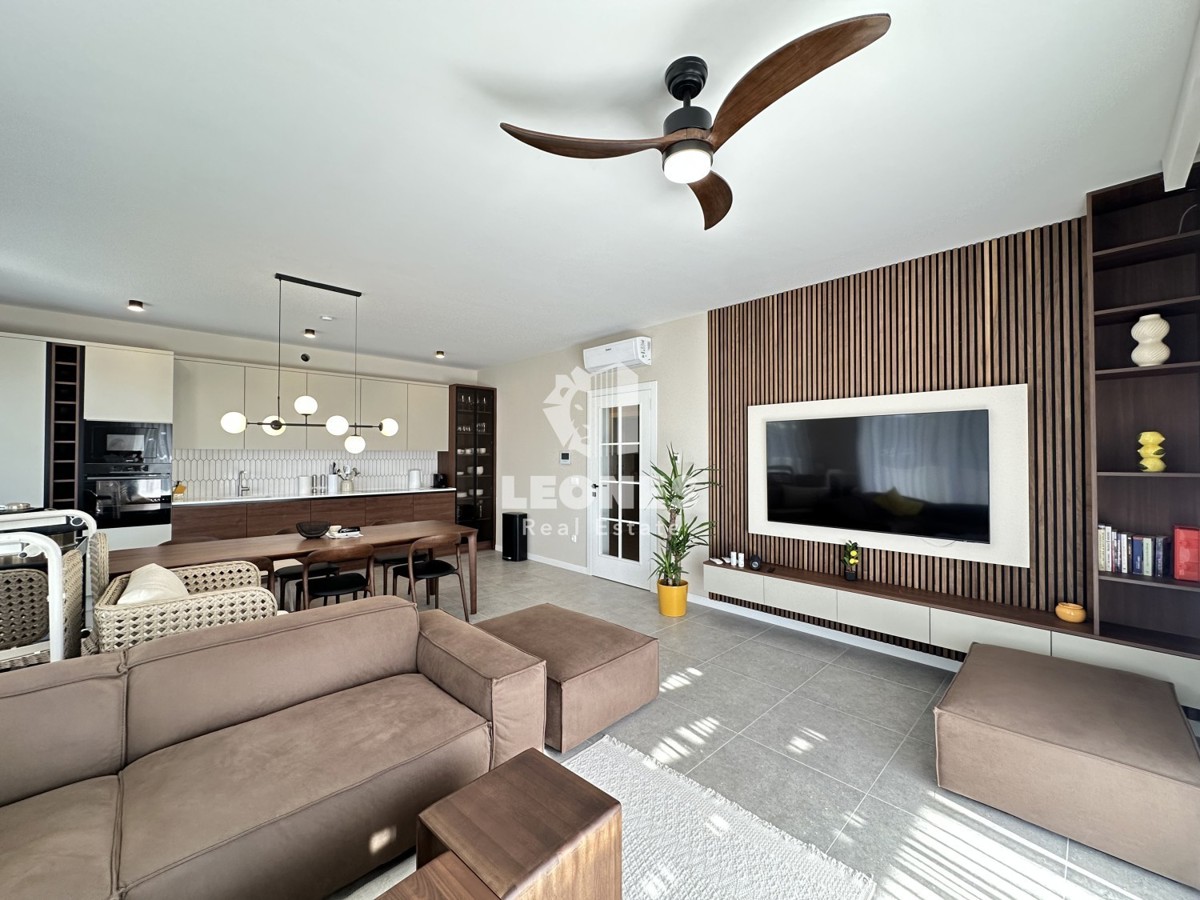 Appartamento di qualità su due piani con vista sul mare e piscina a Torre