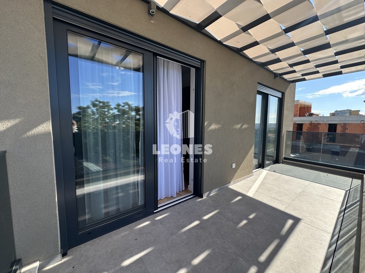 Appartamento di qualità su due piani con vista sul mare e piscina a Torre