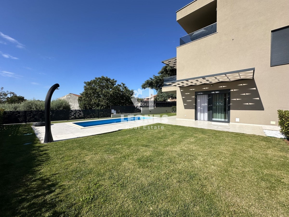 Appartamento di qualità su due piani con vista sul mare e piscina a Torre
