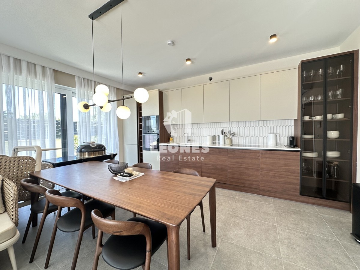 Appartamento di qualità su due piani con vista sul mare e piscina a Torre