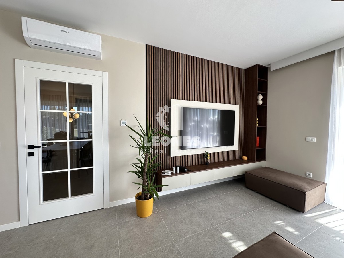 Appartamento di qualità su due piani con vista sul mare e piscina a Torre