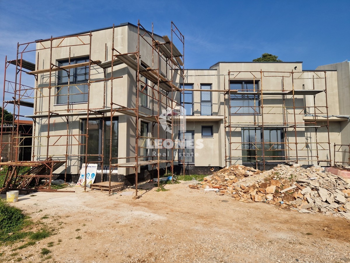 Graziosa casa bifamiliare con vista mare e piscina nei pressi di Umag - Umago