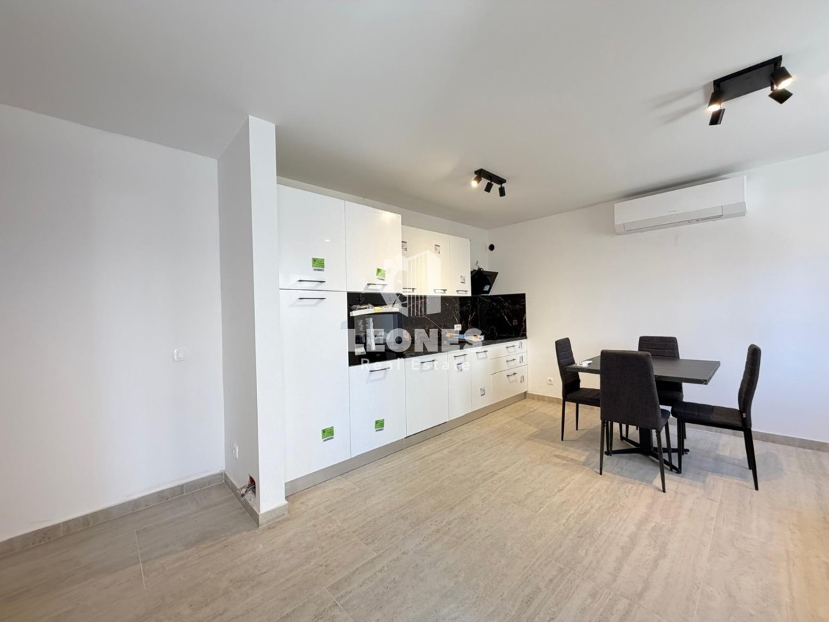 Appartamento completamente arredato al piano terra di un edificio ristrutturato a Novigrad.