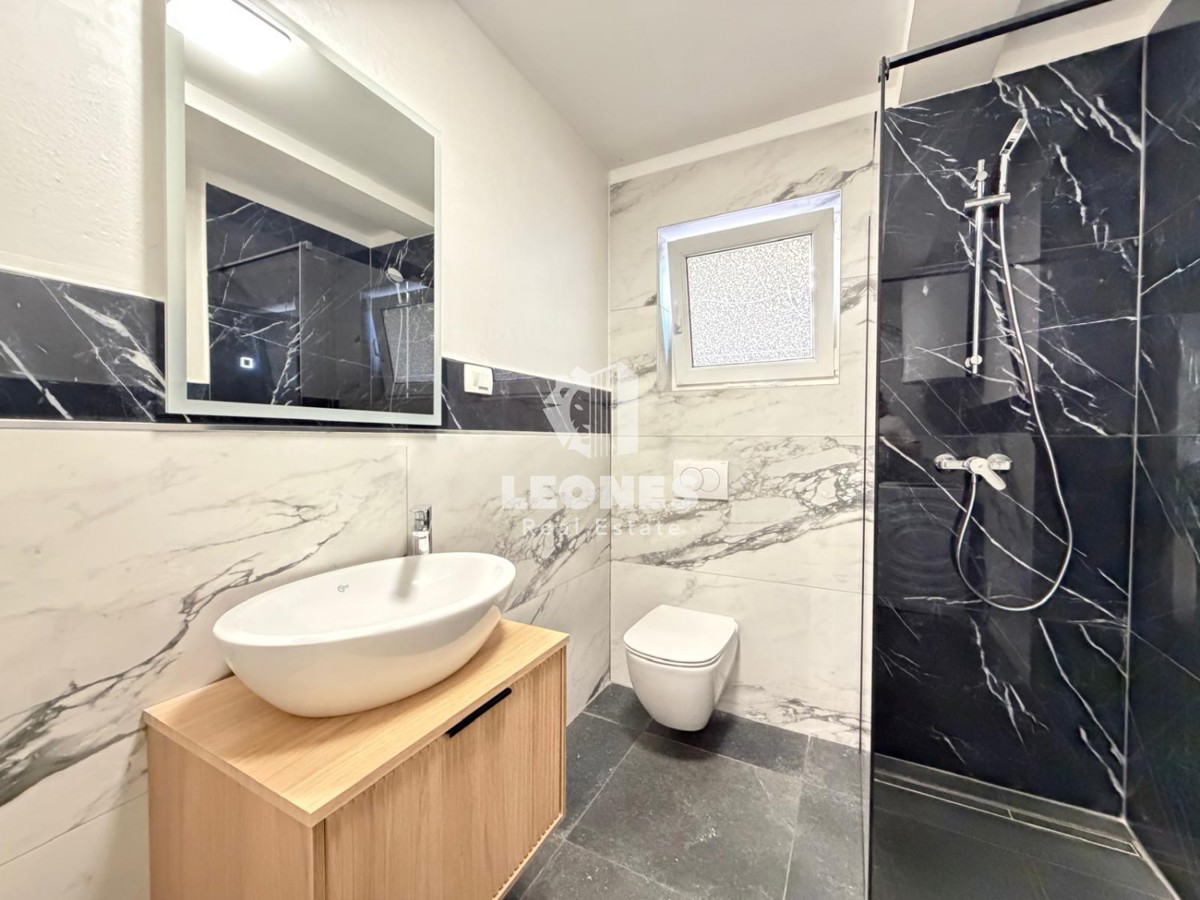 Appartamento completamente arredato al piano terra di un edificio ristrutturato a Novigrad.