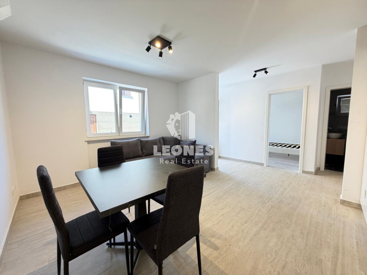 Appartamento completamente arredato al piano terra di un edificio ristrutturato a Novigrad.