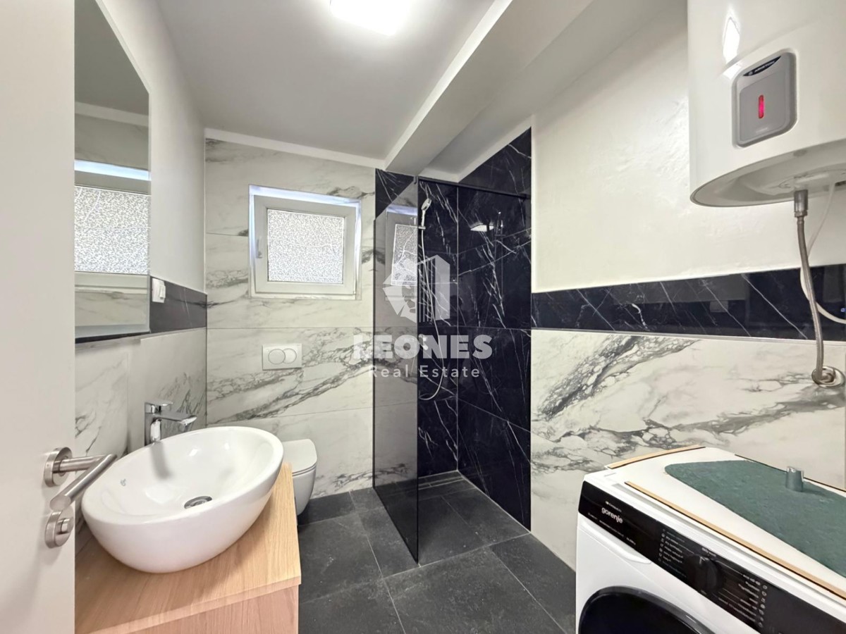 Appartamento completamente arredato al piano terra di un edificio ristrutturato a Novigrad.