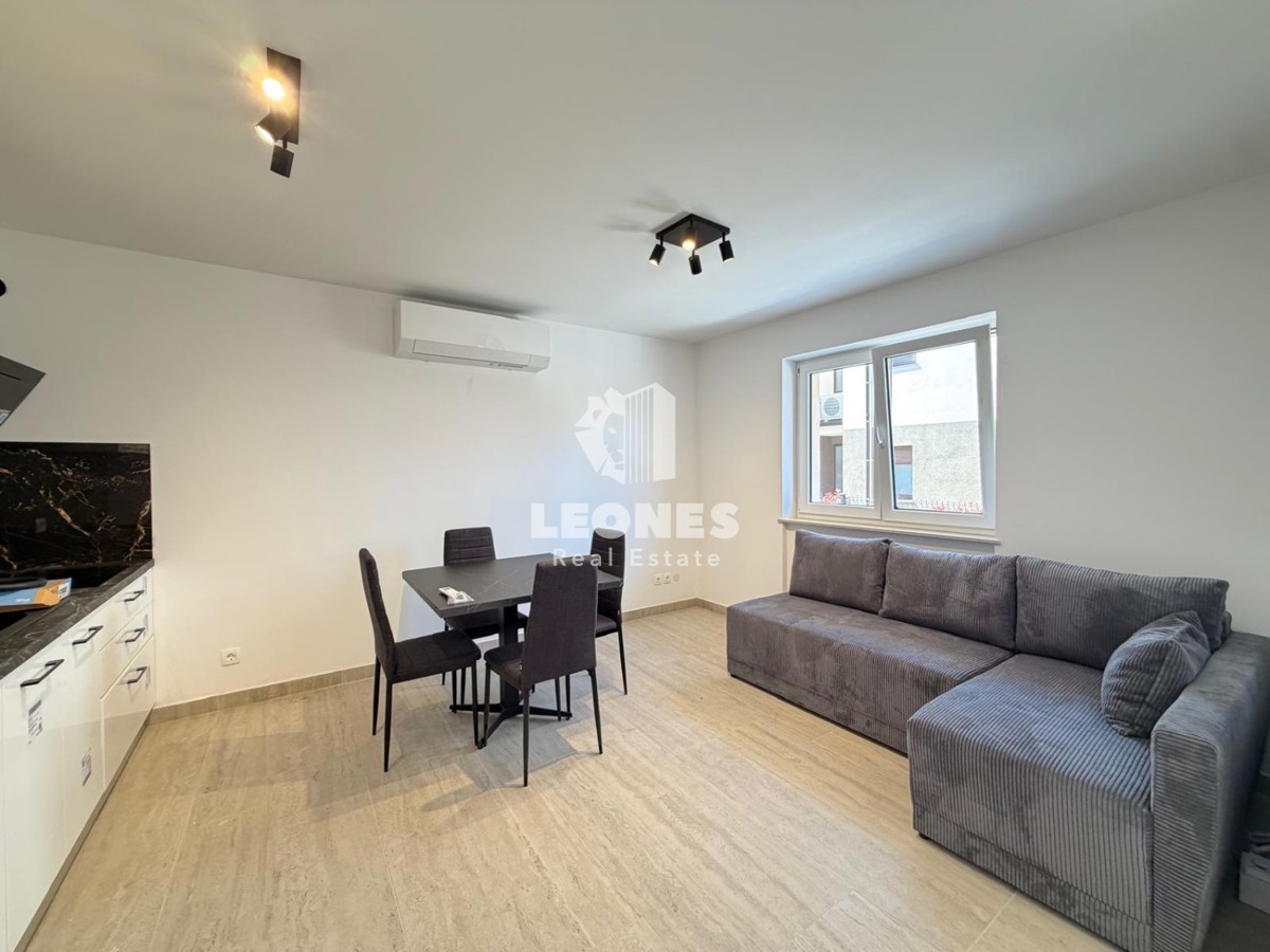 Appartamento completamente arredato al piano terra di un edificio ristrutturato a Novigrad.