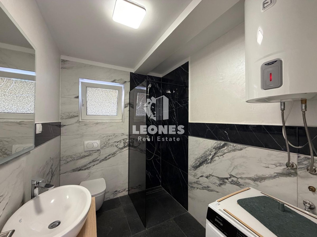 Appartamento completamente arredato al piano terra di un edificio ristrutturato a Novigrad.