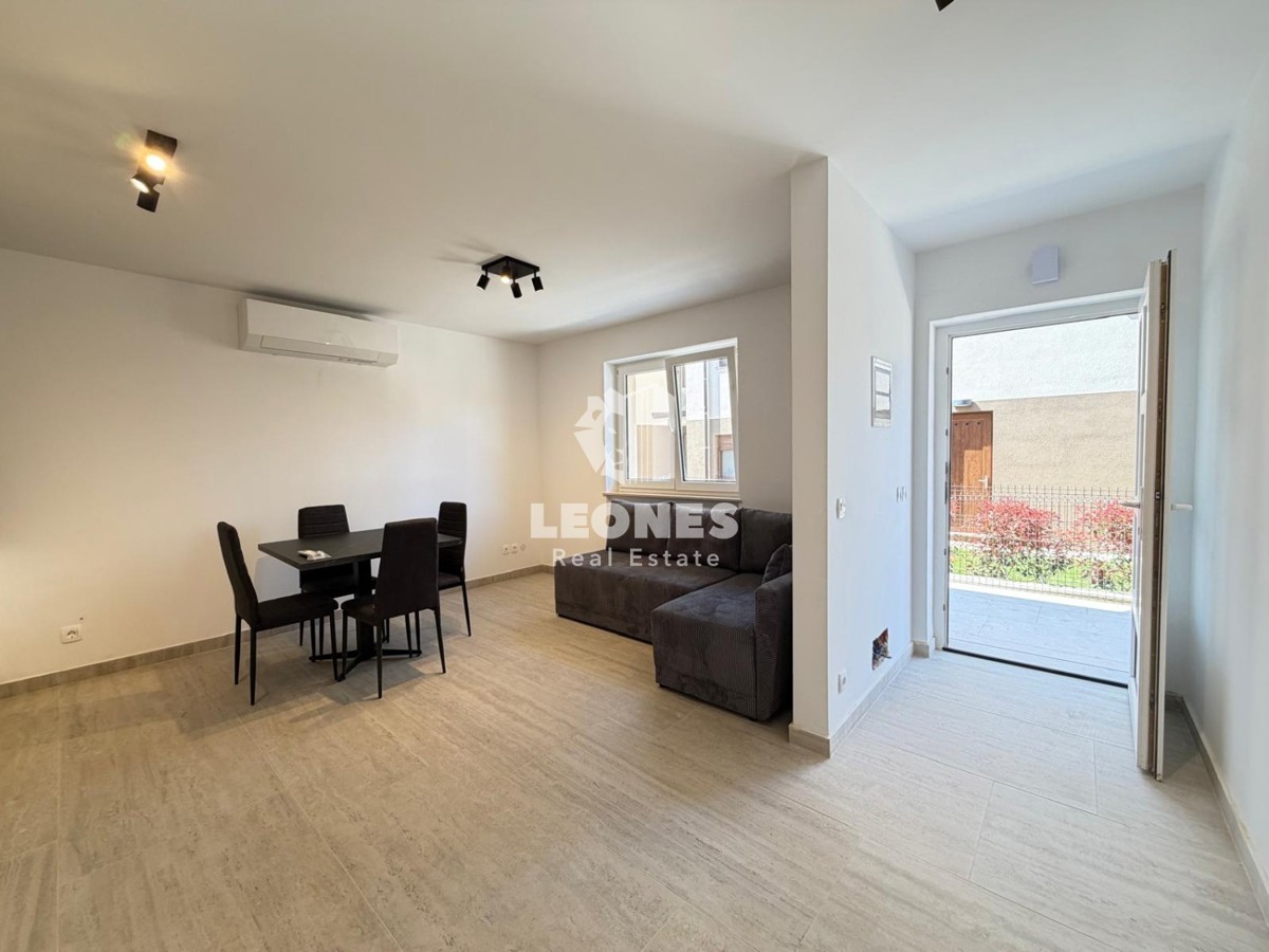 Appartamento completamente arredato al piano terra di un edificio ristrutturato a Novigrad.