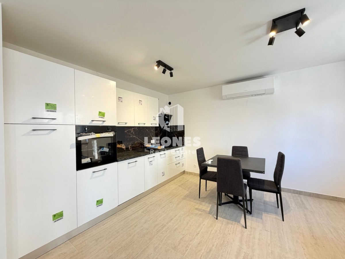 Appartamento completamente arredato al piano terra di un edificio ristrutturato a Novigrad.