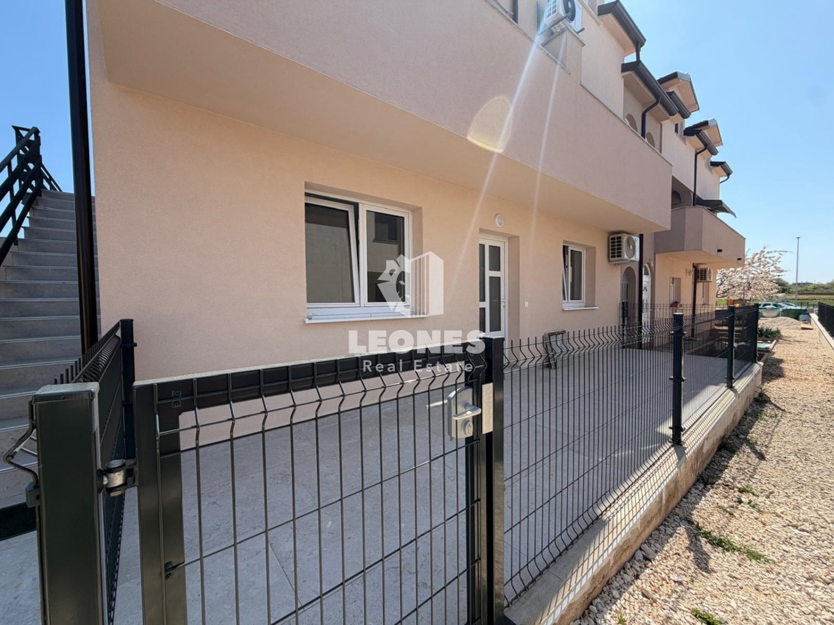 Appartamento completamente arredato al piano terra di un edificio ristrutturato a Novigrad.