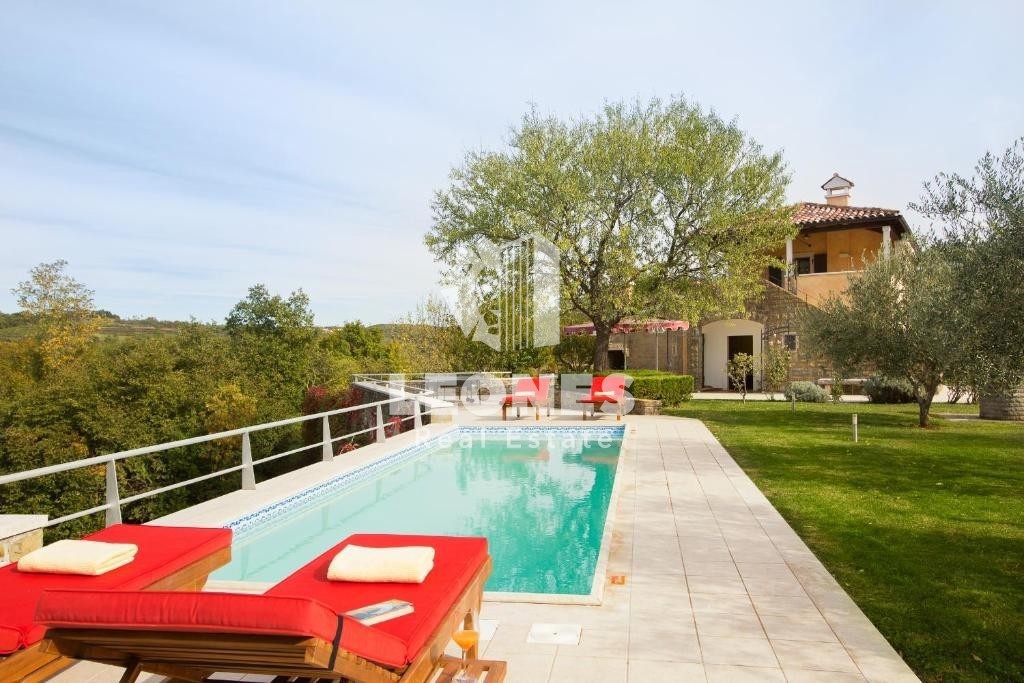 Bellissima villa rustica a Momiano immersa nella natura