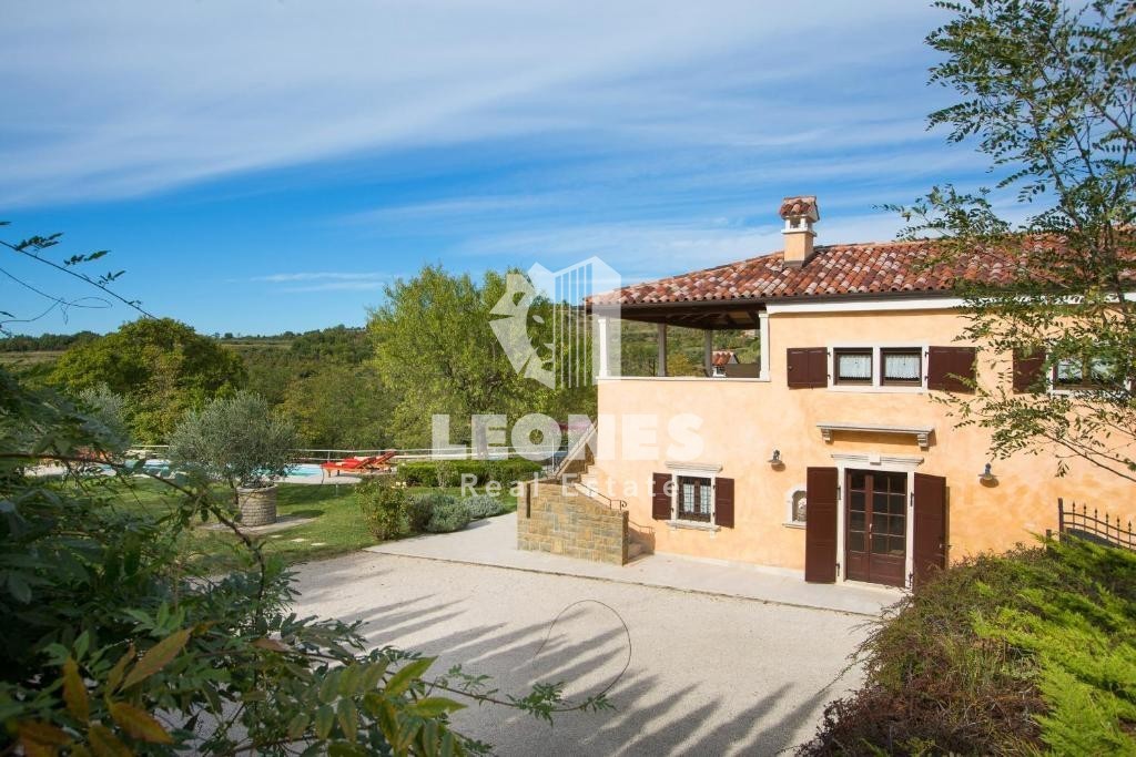 Bellissima villa rustica a Momiano immersa nella natura