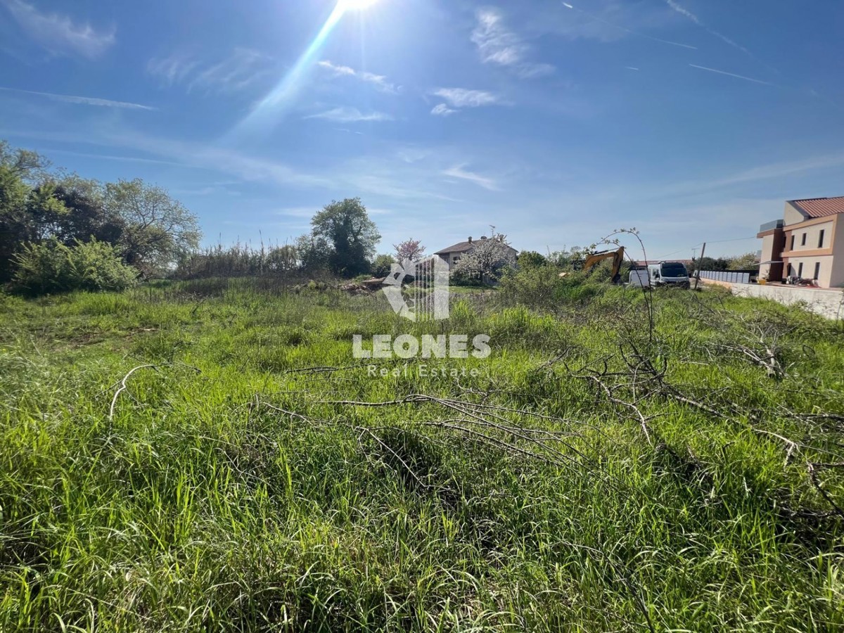 Terreno edificabile con vista sul mare in una posizione eccellente a Parenzo