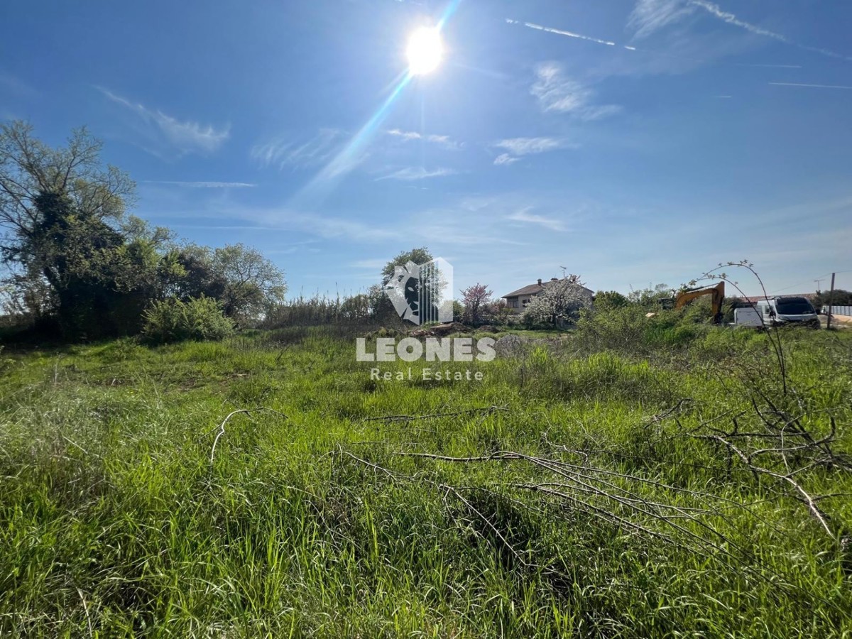 Terreno edificabile con vista sul mare in una posizione eccellente a Parenzo