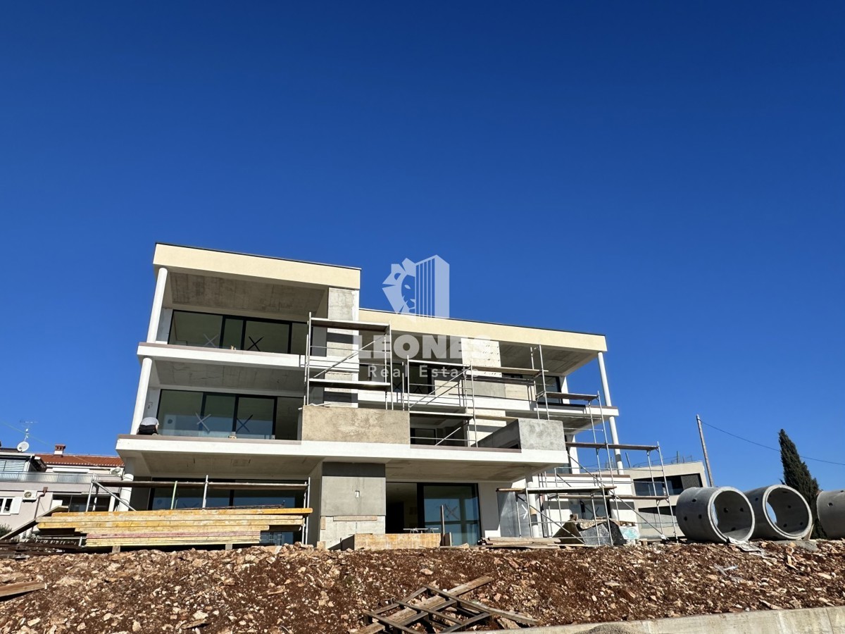 Lussuoso appartamento in un nuovo edificio con ascensore al primo piano con vista sul mare a Cittanova