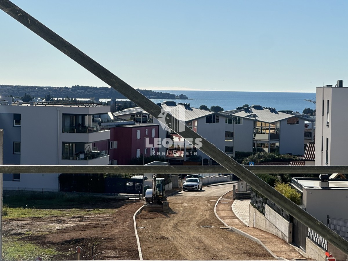 Lussuoso appartamento in un nuovo edificio con ascensore al primo piano con vista sul mare a Cittanova