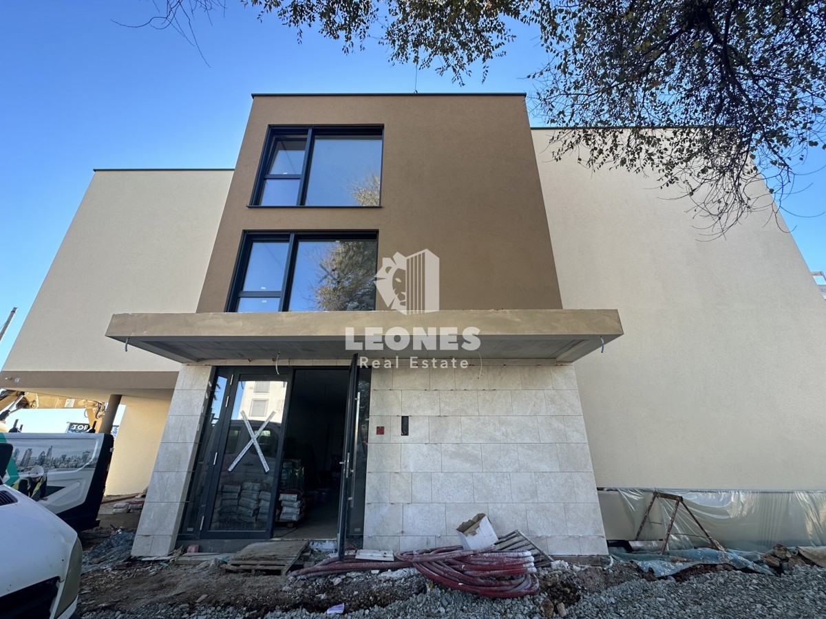 Lussuoso appartamento in un nuovo edificio con ascensore al primo piano con vista sul mare a Cittanova