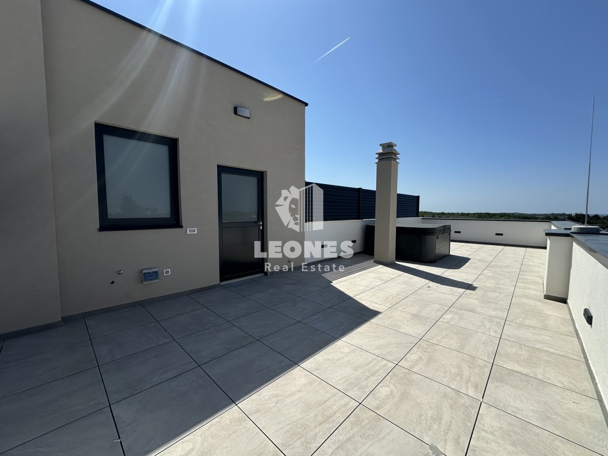 Attico con terrazza panoramica e bellissima vista mare, a soli 600 metri dal mare