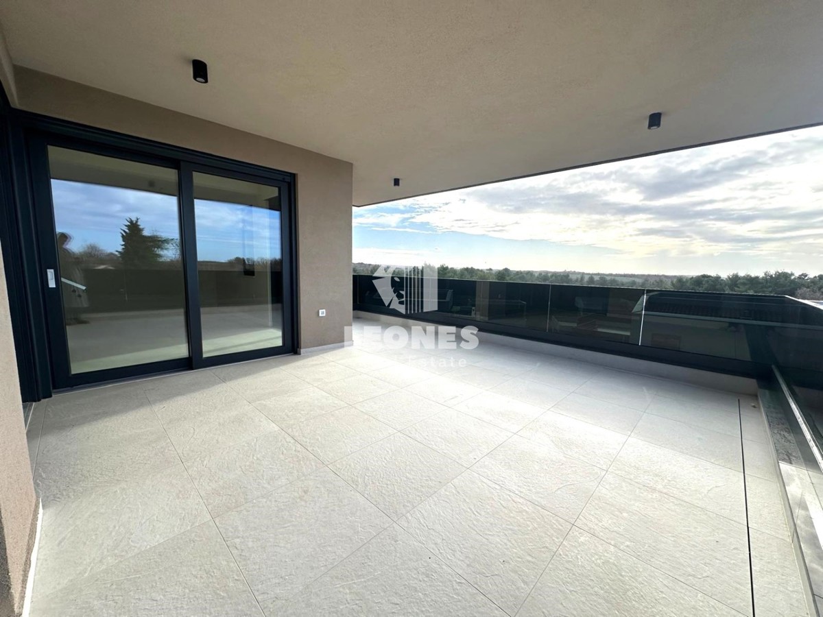 Attico con terrazza panoramica e bellissima vista mare, a soli 600 metri dal mare
