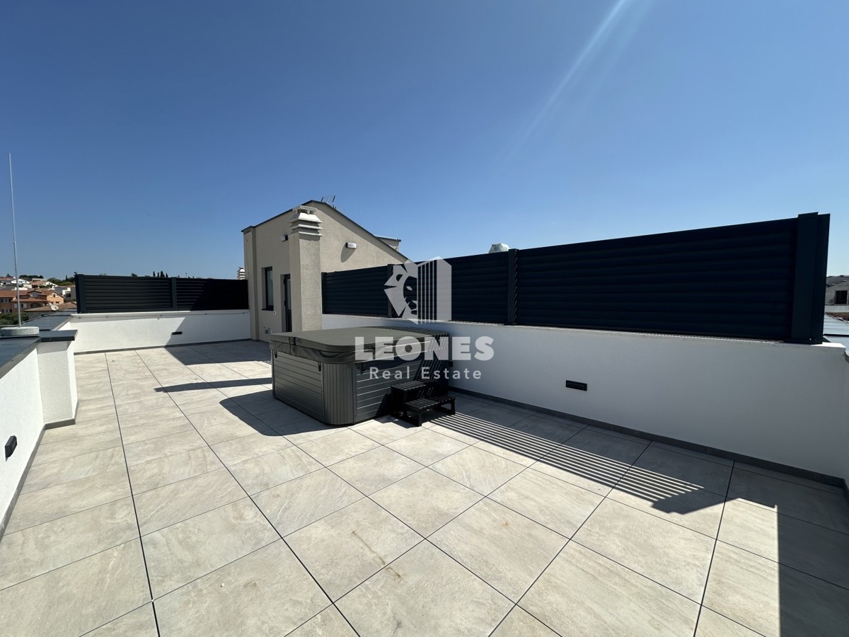 Attico con terrazza panoramica e bellissima vista mare, a soli 600 metri dal mare