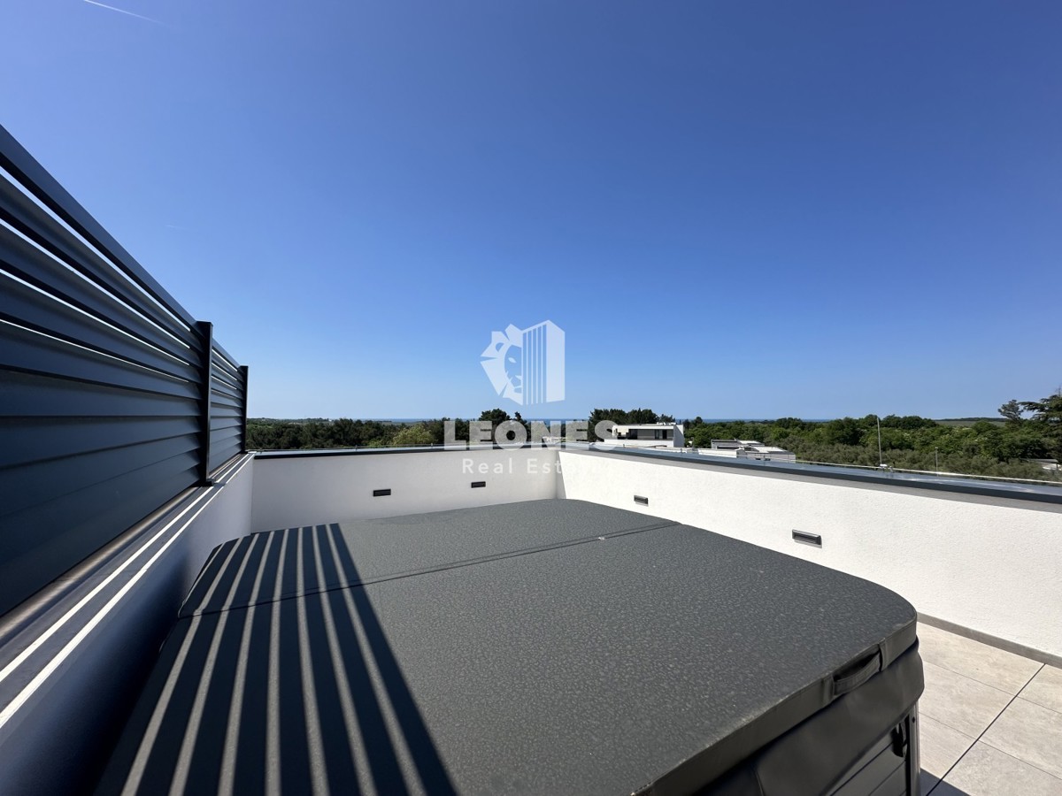 Attico con terrazza panoramica e bellissima vista mare, a soli 600 metri dal mare