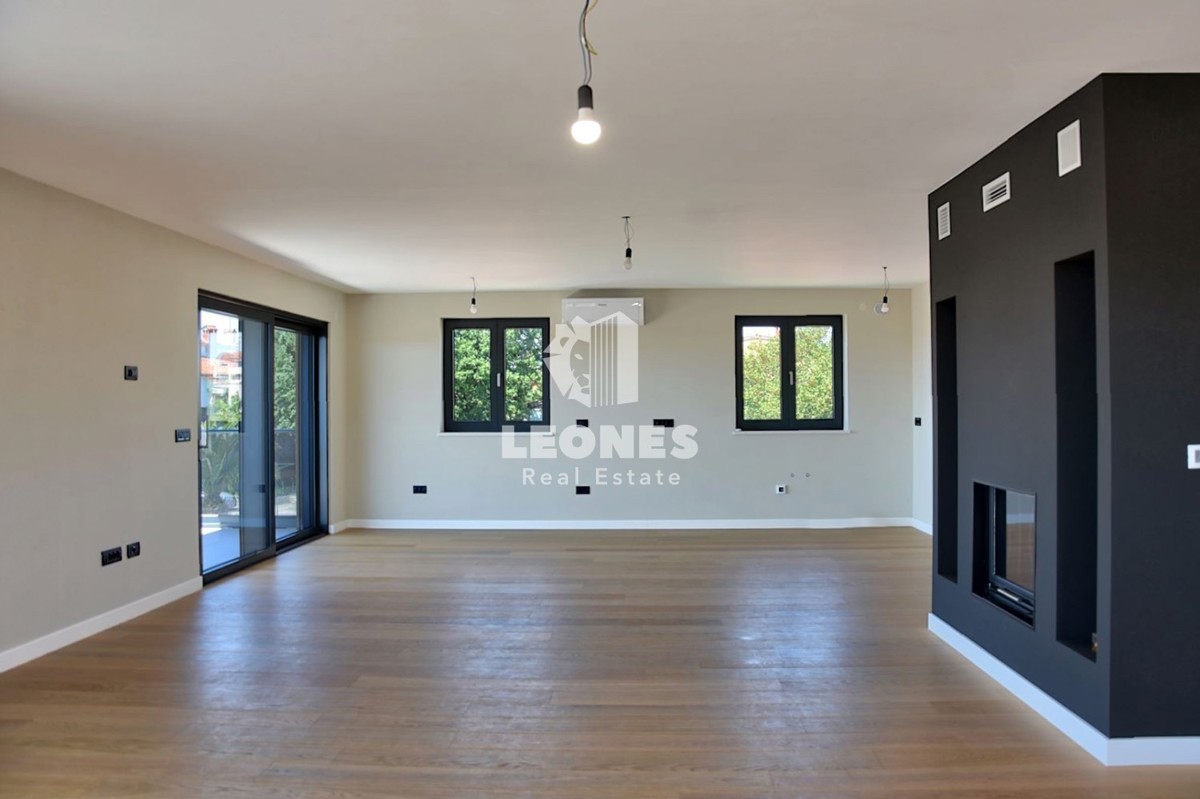 Appartamento esclusivo con garage e vista panoramica sul mare nel centro di Parenzo