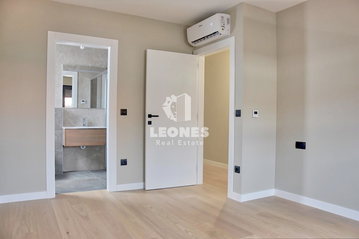 Appartamento esclusivo con garage e vista panoramica sul mare nel centro di Parenzo