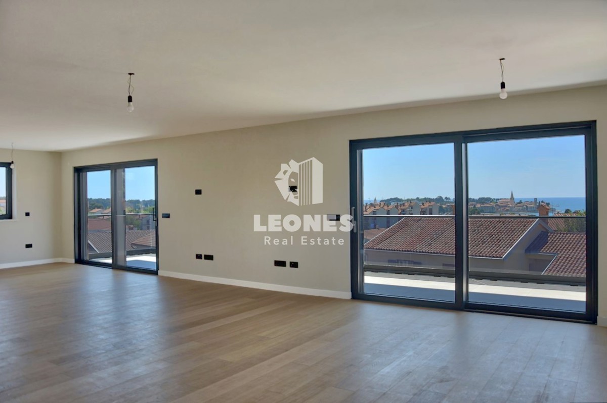 Appartamento esclusivo con garage e vista panoramica sul mare nel centro di Parenzo