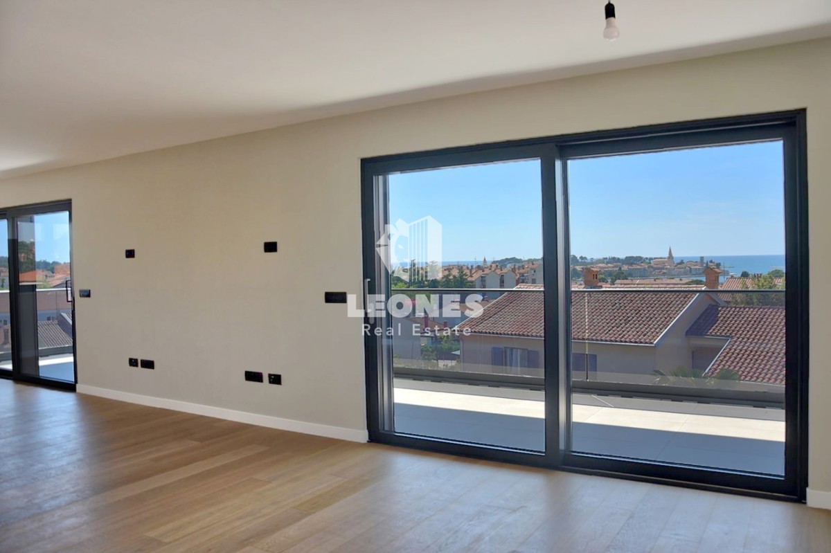 Appartamento esclusivo con garage e vista panoramica sul mare nel centro di Parenzo