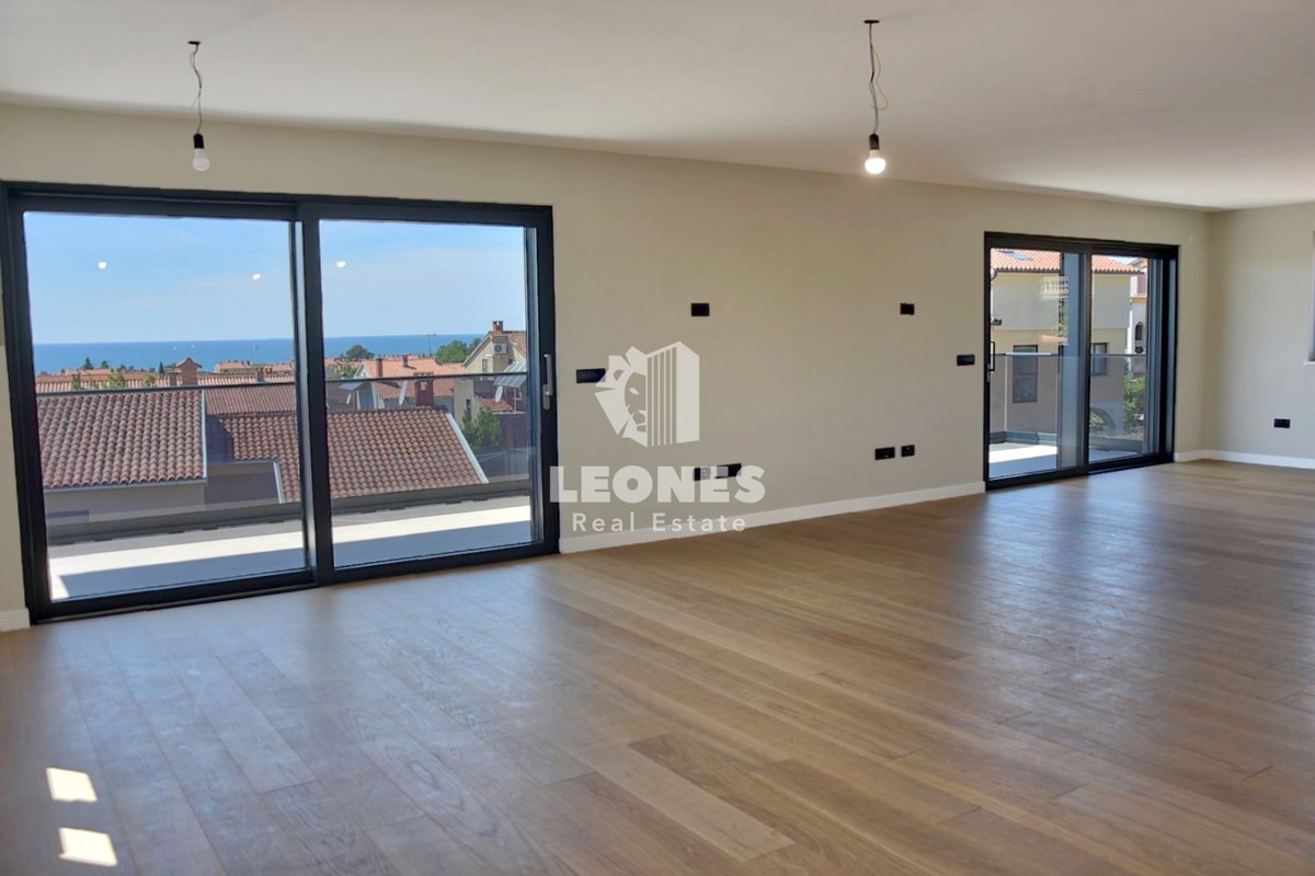 Appartamento esclusivo con garage e vista panoramica sul mare nel centro di Parenzo