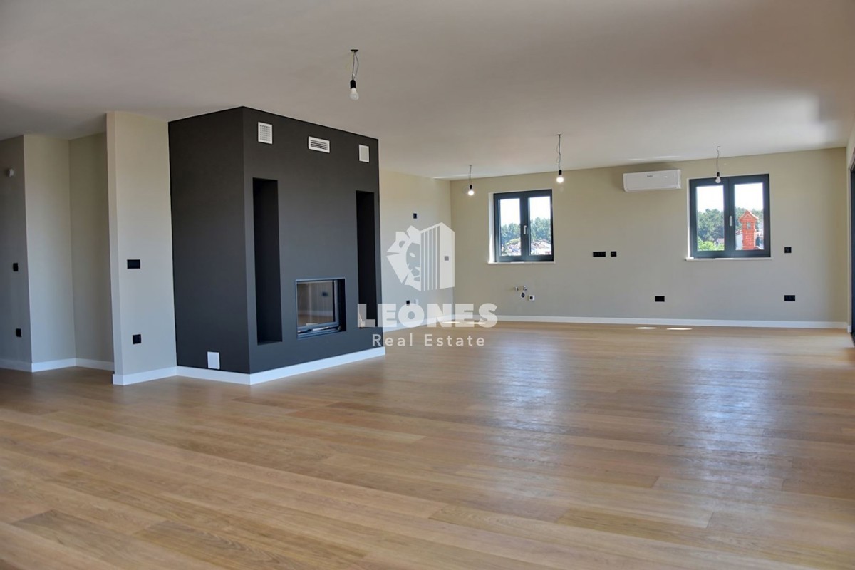 Appartamento esclusivo con garage e vista panoramica sul mare nel centro di Parenzo