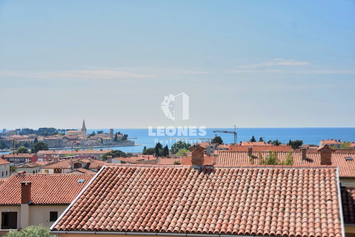 Appartamento esclusivo con garage e vista panoramica sul mare nel centro di Parenzo
