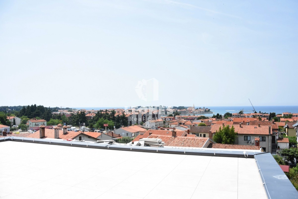 Appartamento esclusivo con garage e vista panoramica sul mare nel centro di Parenzo