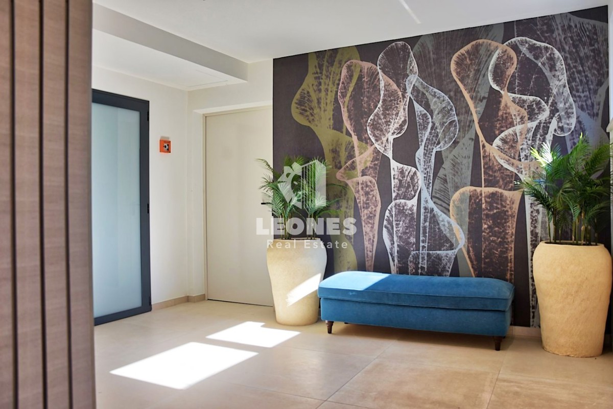 Appartamento esclusivo con garage e vista panoramica sul mare nel centro di Parenzo