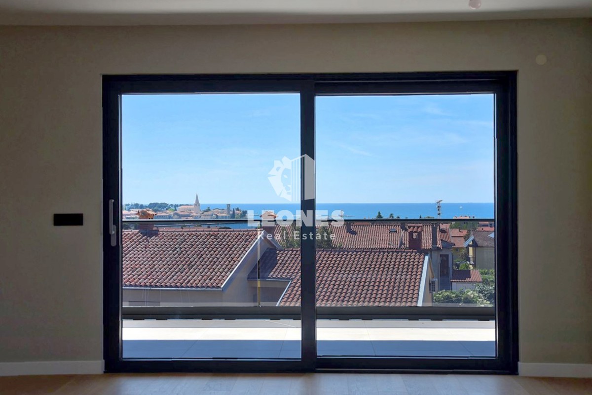 Appartamento esclusivo con garage e vista panoramica sul mare nel centro di Parenzo