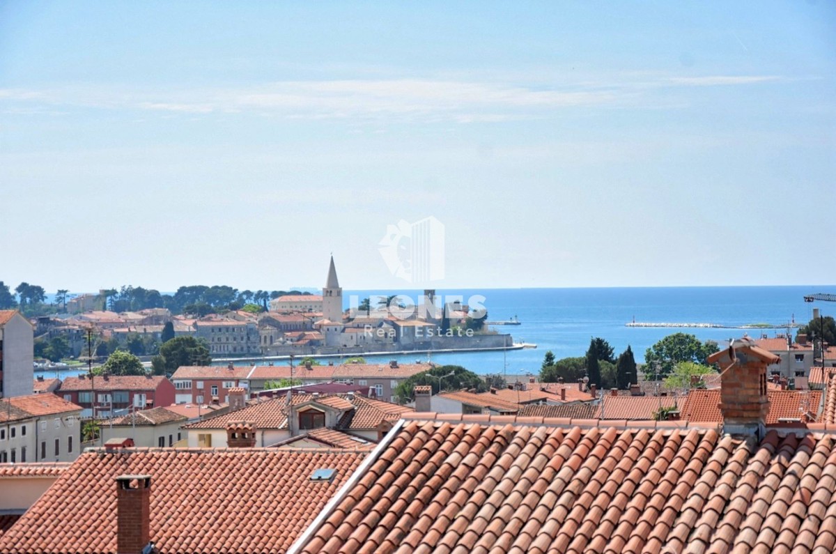Appartamento esclusivo con garage e vista panoramica sul mare nel centro di Parenzo