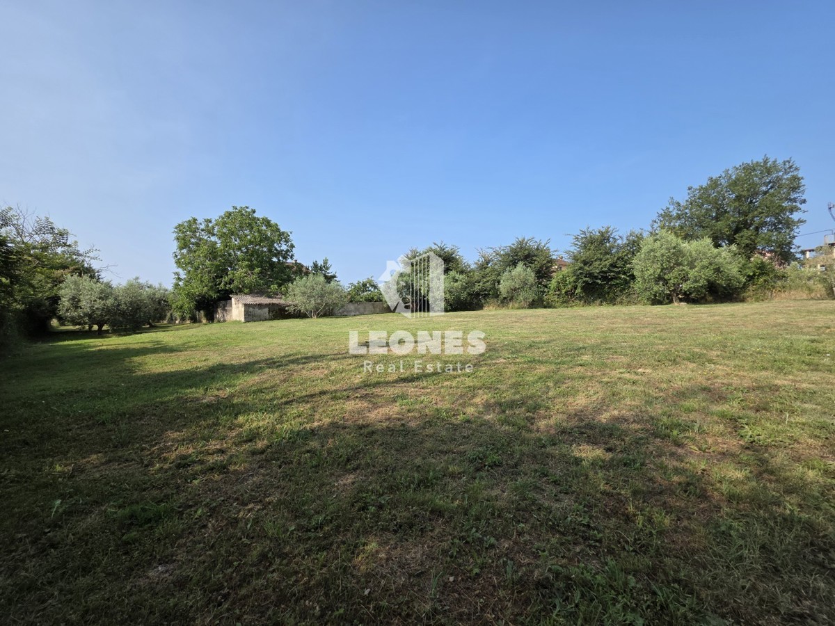 Terreno edificabile con progetto per la costruzione di sei unità abitative vicino a Umag - Umago