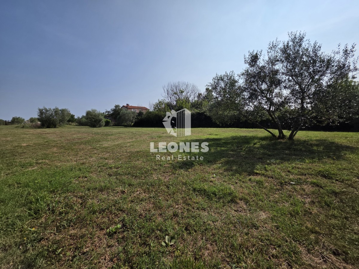 Terreno edificabile con progetto per la costruzione di sei unità abitative vicino a Umag - Umago