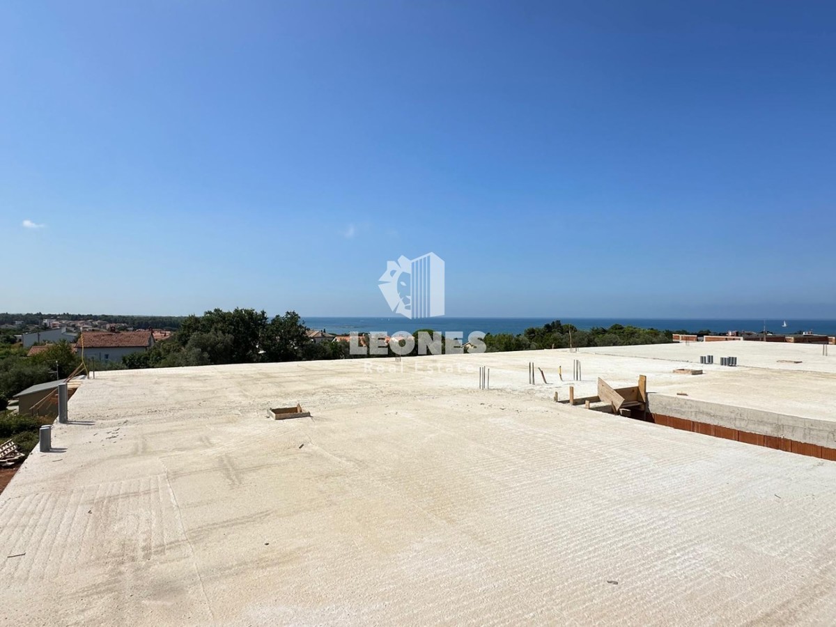 Appartamento al primo piano con terrazza sul tetto con una splendida vista sul mare, a soli 650 metri dal mare a Zambratija