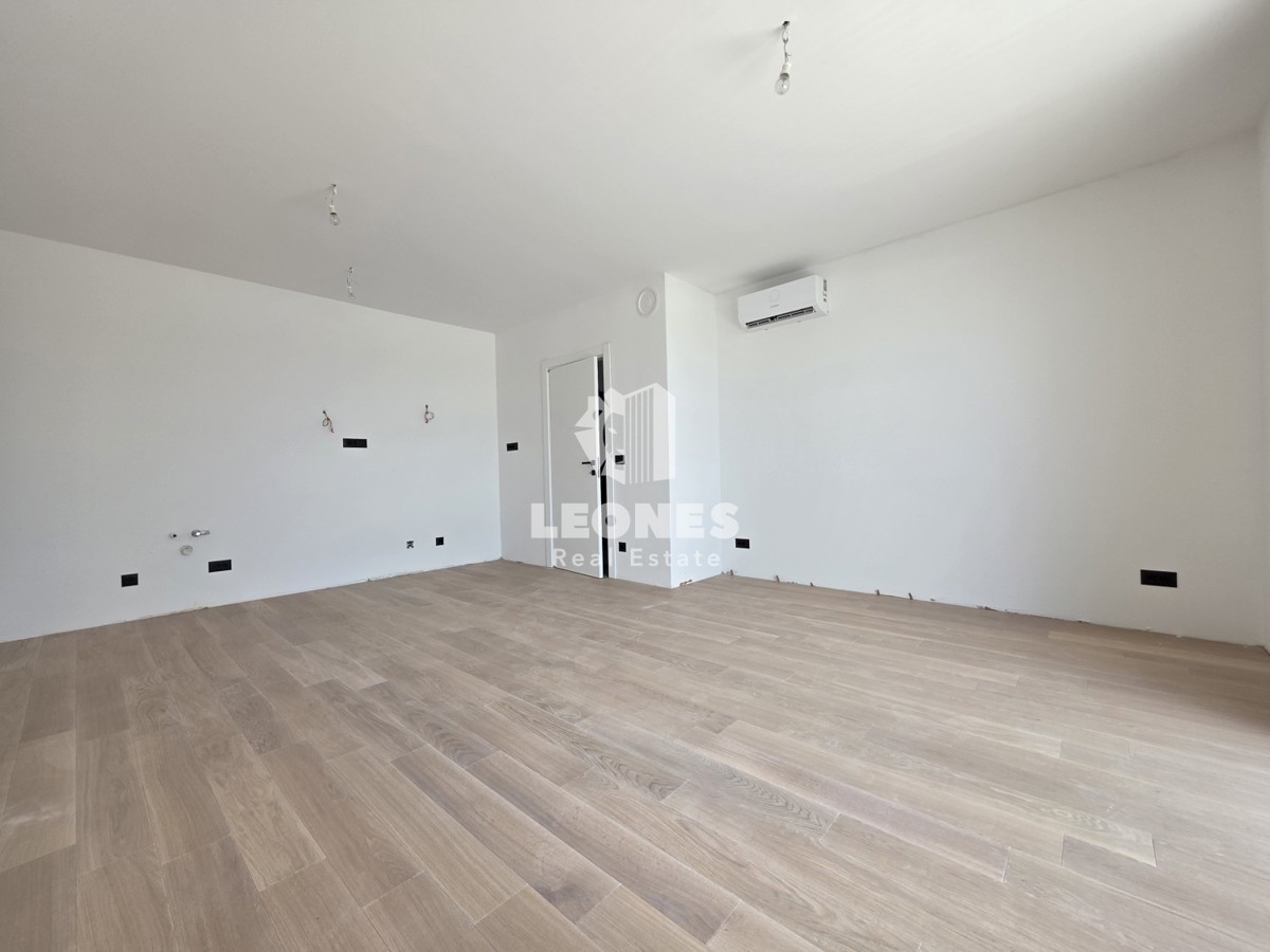 Appartamento al terzo piano di un edificio di nuova costruzione di qualità con posto auto in garage a Umago