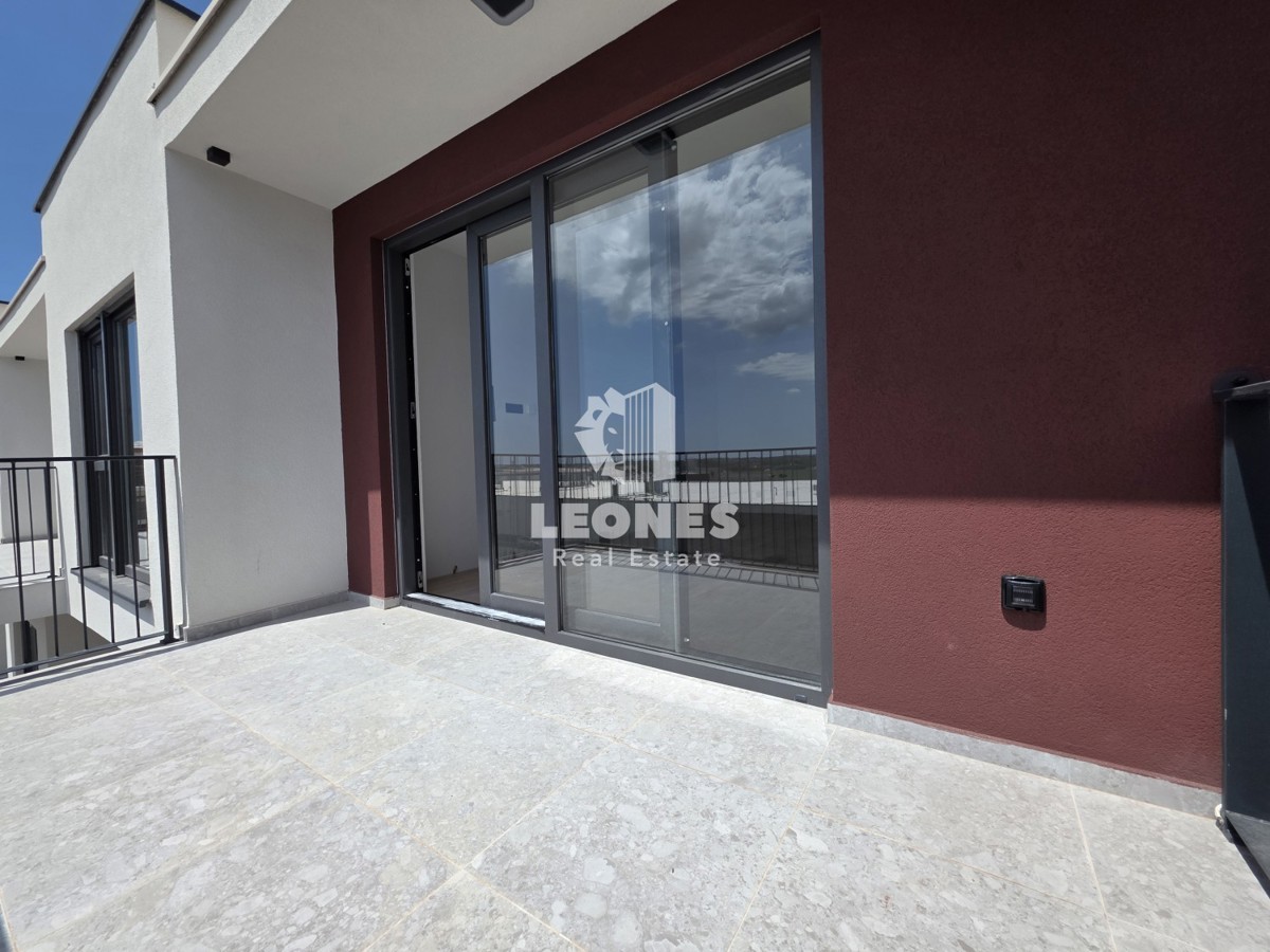 Appartamento al terzo piano di un edificio di nuova costruzione di qualità con posto auto in garage a Umago