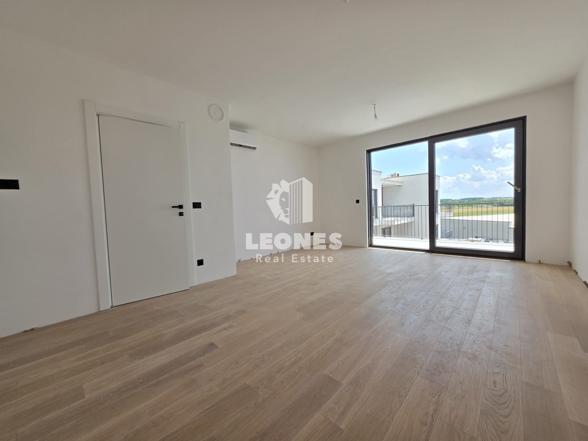 Appartamento al terzo piano di un edificio di nuova costruzione di qualità con posto auto in garage a Umago