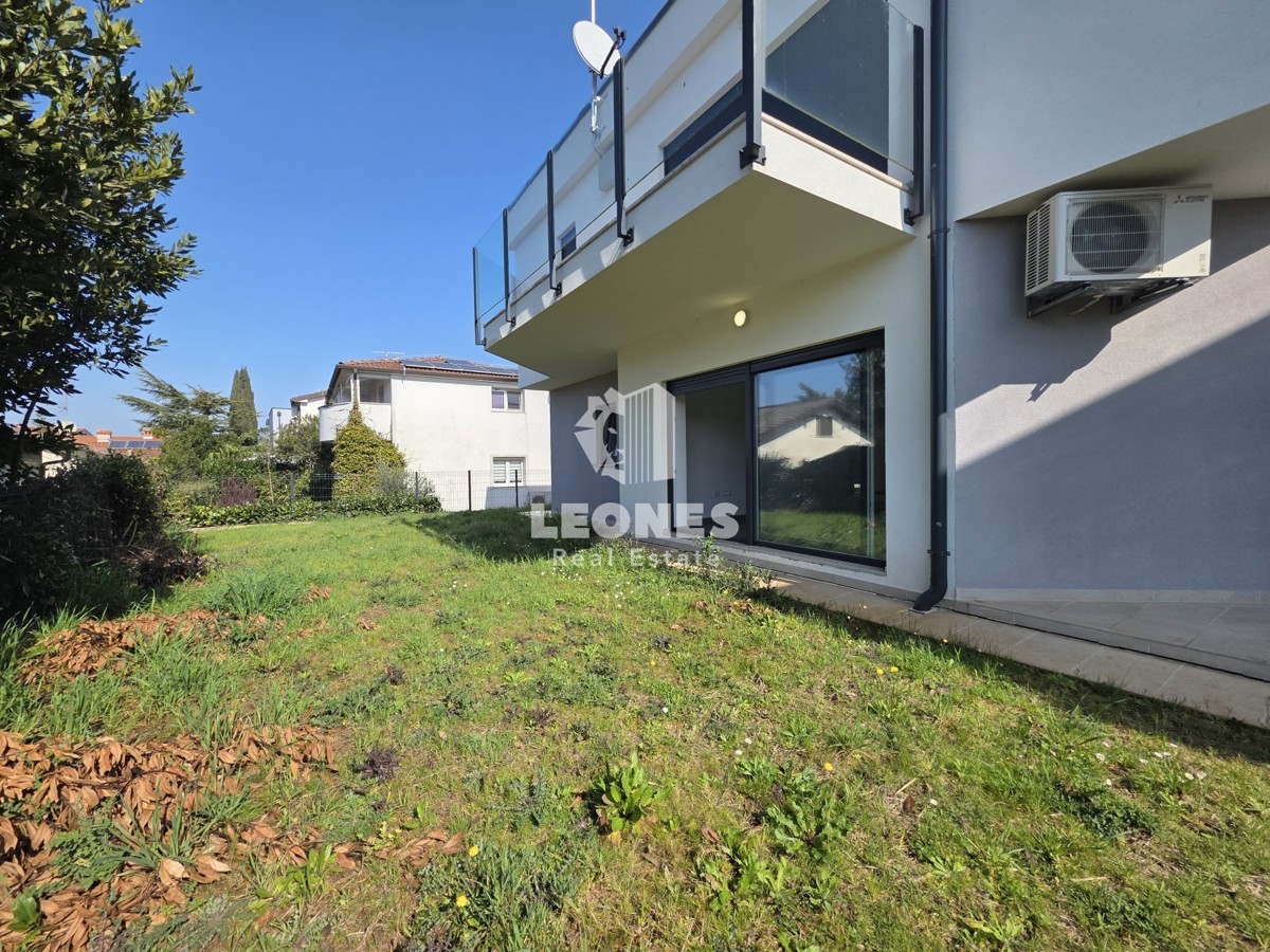 Appartamento con giardino e posto auto in garage vicino a Umago, Salvore